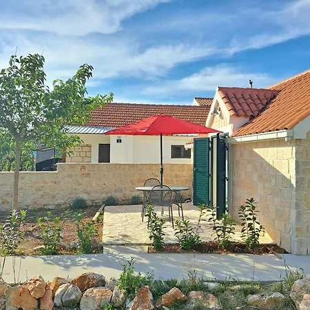 House Little Flower 1 Трогир