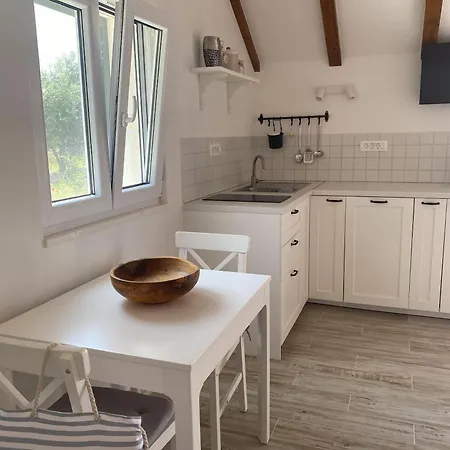House Little Flower 1 בית נופש *